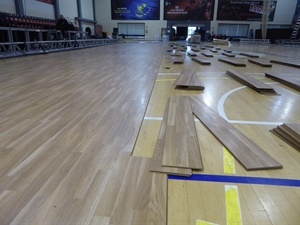 Para este Campeonato de España de Baile Deportivo se está montando una pista sobre el parquet del Pabellón