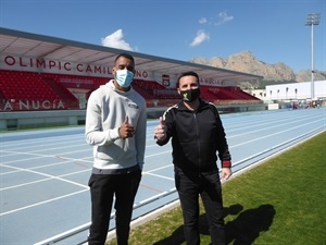 El atleta Orlando Ortega junto a Bernabé Cano, alcalde de La Nucía en el Estadi Olímpic