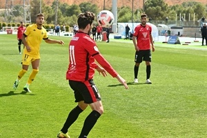 Morgado controla un balón durante el encuentro