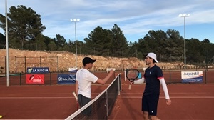 Pedro Cachín es felicitado por Kravchenko al finalizar el partido