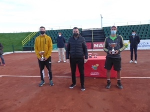 Los campeones en doblesleg Prihodko y Yan Bondarevskiy junto a Sergio Villalba, concejal de Deportes