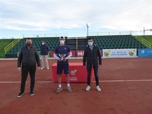 El campeón del torneo junto a los concejales Sergio Villalba y Miguel Ángel Ivorra