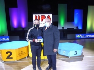 Luis Vañó, presidente de la FEBD entregó una placa a Bernabé Cano, alcalde de La Nucía, por la gran "hospitalidad" nuciera durante el Spanish Open