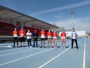 Los atletas de triple y salto de longitud junto a Juan Carlos Álvarez, entrenador RFEA y Bernabé Cano, alcalde de La Nucía