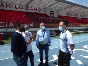 El colivenc Eusebio Cáceres hablando con su seleccionador, Pepe Brotons, coordinador Estadi Olímpic y Bernabé Cano, alcalde de La Nucía