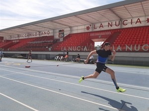 Sergio Solanas en pleno entrenamiento en la Pista de Atletismo de La Nucía