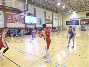 El base Guillem Arcos con el balón