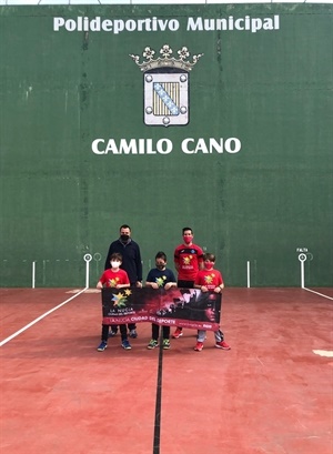 El equipo Benjamín junto a su entrenador Pere Roc II y Sergio Villalba, concejal de Deportes
