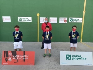 Los pilotaris nuciers benjamines con sus medallas