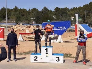 El nuciero Marcos Combarro en lo más alto del cajón en "Cadetes"