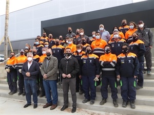 Alumnos y profesores del Taller de Empleo XII junto a Ernesto Llopis, director del Taller de Empleo, Serafín López, concejal Empleo y Bernabé Cano, alcalde de La Nucía