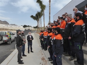 Bernabé Cano, alcalde de La Nucía, hablando con los alumnos del Taller de Empleo