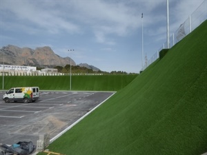 El Taller de Empleo ha instalado el césped artificial en el talud colindante al Parking del Segundo Pabellón