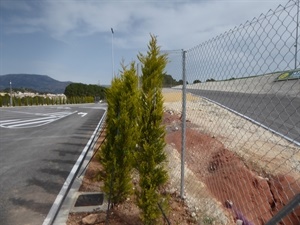 Vallado perimetral con barrera verde