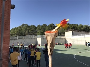 Una antorcha olímpica presidía el patio del Colegio Sant Rafael durante la jornada de hoy