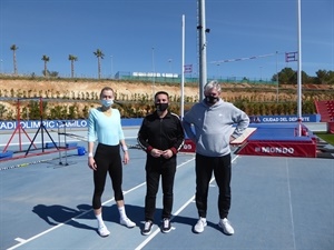 La pertiguista alemana Lisa Ryzih junto a su padre- entrenador Vladimir Ryzih y Bernabé Cano, alcalde de La Nucía