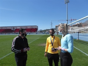 Lisa Ryzih hablando con Bernabé Cano, alcalde de La Nucía y Ventsislav Koychev "Venji" del Club Atletismo La Nucía