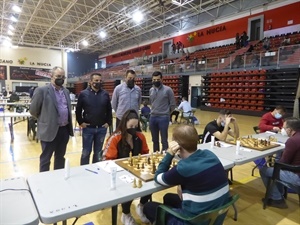 La nuciera Nieves Sanleón compitiendo en el Open Internacional de Ajedrez, junto a Francisco Cuevas, pte. FACV, Bernabé Cano, alcalde de La Nucía y los concejales Sergio Villalba y Miguel Ángel Ivorra