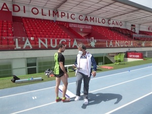 El entrenador Juan Carlos Álvarez dando instrucciones a Eusebio Cáceres