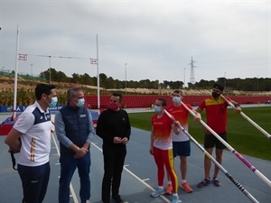 La campeona de España Andra San José conversando con Bernabé Cano, alcalde de La Nucía, el seleccionador nacional y su entrenador