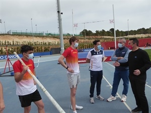 Adrián Vallés, 4 veces campeón de España, hablando con su entrenador, el seleccionador y Bernabé Cano