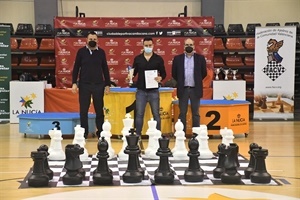 El campeón del torneo Pepe Cuenca junto a Francisco Cuevas, pte. FACV y Sergio Villalba, concejal de Deportes