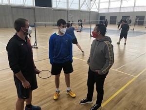 El jugador profesional Carlos Sánchez junto a Dani Sánchez, monitor Bádminton y Bernabé Cano, alcalde de La Nucía