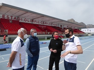 El entrenador José Enrique Villacorta explicando a Pepe Peiró, seleccionador nacional atletismo y Bernabé Cano, alcalde de La Nucía