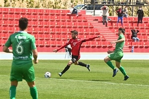 Miñano chutando a puerta en el partido de ayer