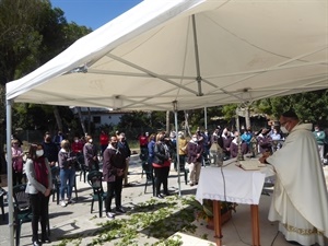 La misa de Sant Vicent Se ha realizado al aire libre junto a la ermita, con restricciones y cumpliendo los protocolos