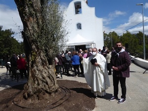 El párroco Juan Manuel Cortés bendiciendo el olivo