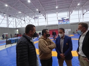 Francisco Javier Iglesias, presidente Federación Española de Lucha dialogando con Bernabé Cano, alcalde de La Nucía junto al concejal Sergio Villalba y pte. Fed Valenciana David Armendáriz