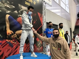 Bernabé Cano, alcalde de La Nucía, felicitando a Narciso Vilaca, campeón 62kg.
