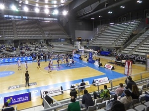 La imagen de La Nucía, Ciuda del Deporte aparece en los tiros libres y perímetro de la cancha