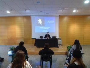 Joan Borja durante su conferencia sobre la escritora Carmelina Sánchez-Cutillas ayer en el Centre Juvenil