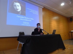 Joan Borja durante la ponencia, donde descubrió parte de los "tesoros literarios" de "Matèria de Bretanya"