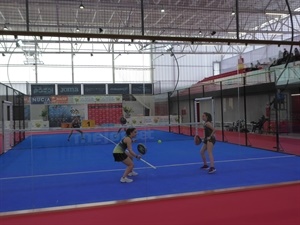 Lorena Rufo devolviendo una bola durante la final femenina