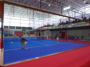 Para la fase final se montó un pista de pádel panorámica en el interior del Pabellón Muixara