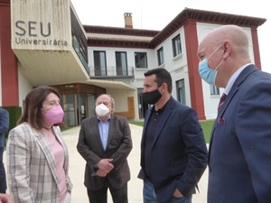 La rectora de la UA conversando con Bernabé Cano, alcalde de La Nucía