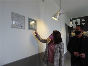 Amparo Navarro viendo los convenios de colaboración de la Seu Universitària de La Nucía con universidades internacionales