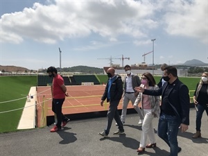 La comitiva visitando la Academia de Tenis Ferrer en La Nucía
