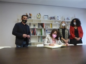 En el Ayuntamiento la rectora de la UA ha firmado en el libro de honor del Ayuntamiento de La Nucía