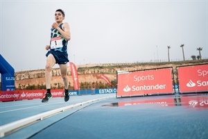 Dani Mateo corrió el desafío de hora en el Estadi Olímpic Camilo Cano