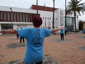 Clase de Gimnasia Gerontológica al aire libre