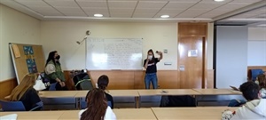 La alumna Mercè Hernández rapejant durant el taller