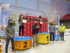 Podium femenino absoluto: 1ª Lucía Sempere, 2ªVera Briongos y 3ªSilvia Fayos, junto a Carlos Ferrís, pte. FEMECV, Antono García-Cuenca, pte CLub Tossal La Nucía y Sergio Villalba, concejal Deportes