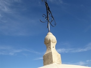 La base de la veleta está agrietada por la caída del rayo