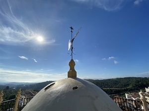 Vista del Campanario con la veleta de la Iglesia de La Nucía