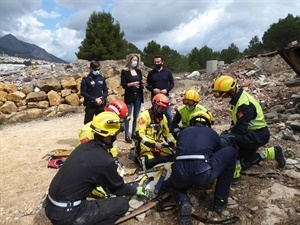 Jessica Gommans, concejala Protección Animal, Marcos García, oficial Policía Local y Bernabé Cano, alcalde de La Nucía, visitando el curso de formación de bomberos