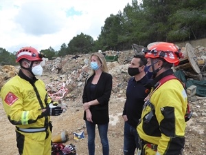 Los bomberos formadores hablando con la concejala y alcalde de La Nucía